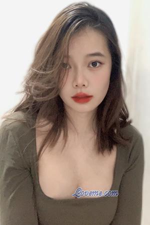 Caihui, 23, from Baise, China